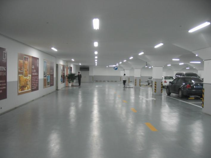 水性地坪漆是一种由合成树脂、颜填料、助剂等制成的，针对木质底材涂刷进行功能优化环保型的涂料。水性地坪漆应用范围：工厂车间、医院、学校等公共场所、车库、停车场、商业办公楼、需要防静电的场所、耐