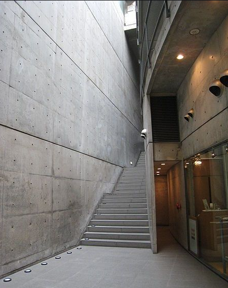 清水混凝土是混凝土浇置后，不再有任何涂装、贴瓷砖、贴石材等工艺，表现混凝土的一种素颜的手法。清水混凝土应用范围：清水混凝土广泛应用于建筑装饰材料、基础设施建设、园林景观、室内装饰以及公共艺术